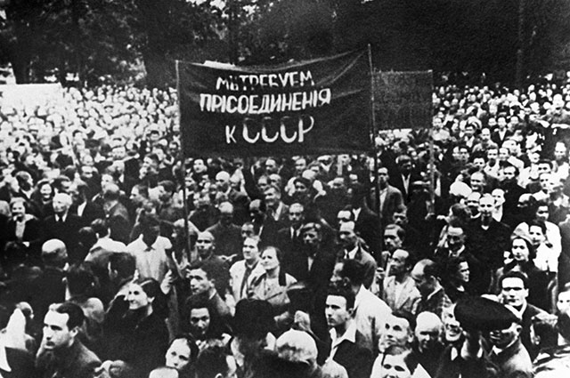 Демонстрация трудящихся города Риги, требующих присоединения Латвии к СССР. Июль 1940 г.