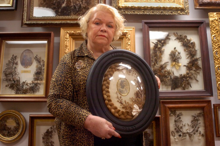 Парикмахер в прошлом, госпожа Лейла Коун, открыла в США музей ювелирных изделий, созданных из человеческих волос
