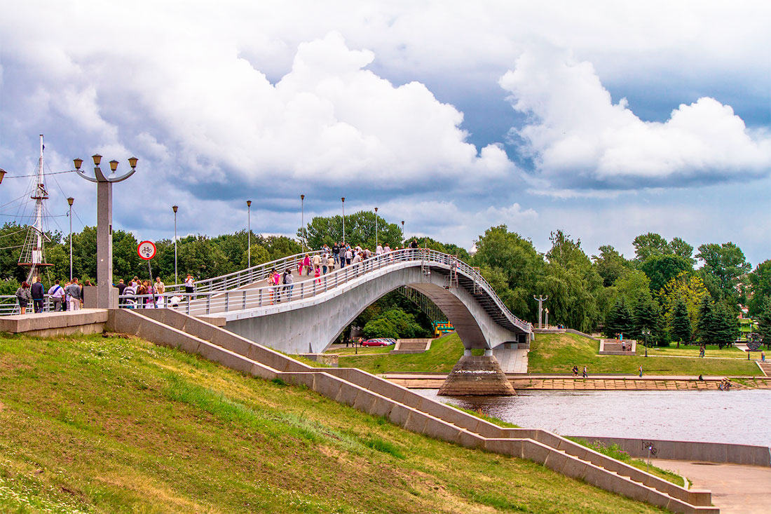 Пешеходный мост через реку Волхов