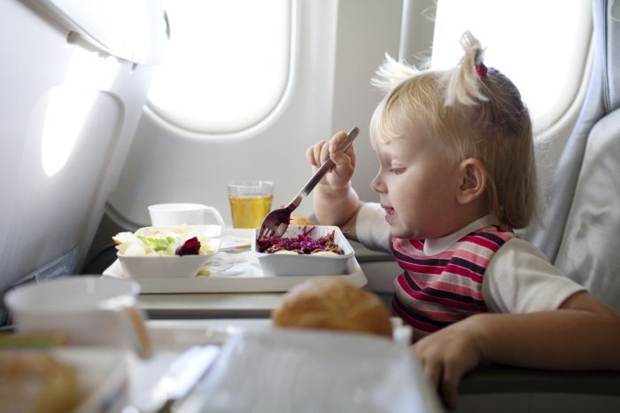Ребёнок кушает в самолёте