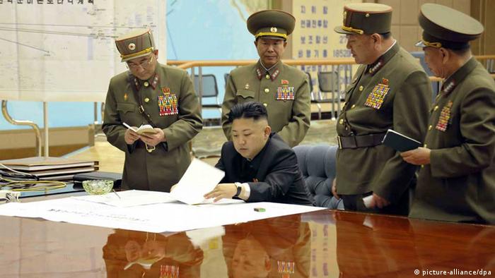 Nordkorea / Kim Jong Un / Militärs (picture-alliance/dpa)