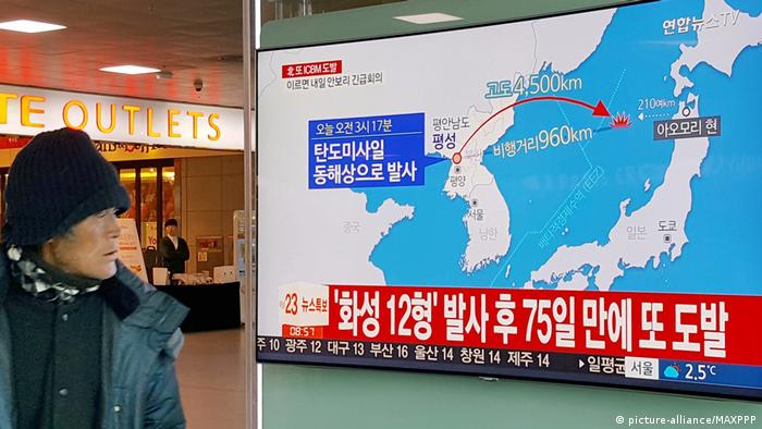A person in Seoul looks at a TV report about the missile launch (picture-alliance/MAXPPP)