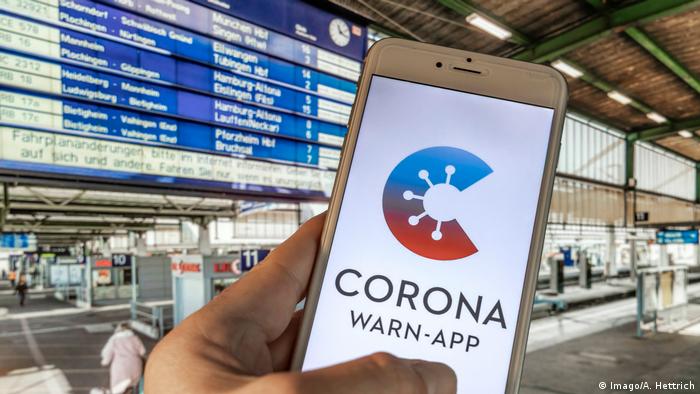 Приложение Corona-Warn-App на экране смартфона