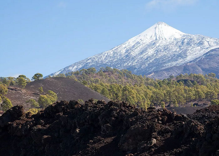 Снег на вершине вулкана Тейде (о. Тенерифе)