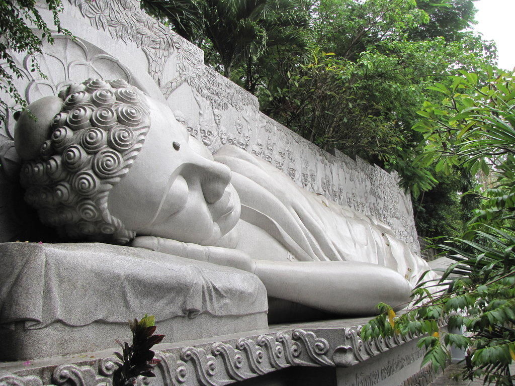 статуя Лежащего Будды