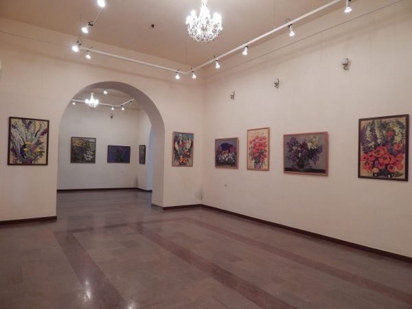 Интерьер картинной галереи сестёр Асламазян