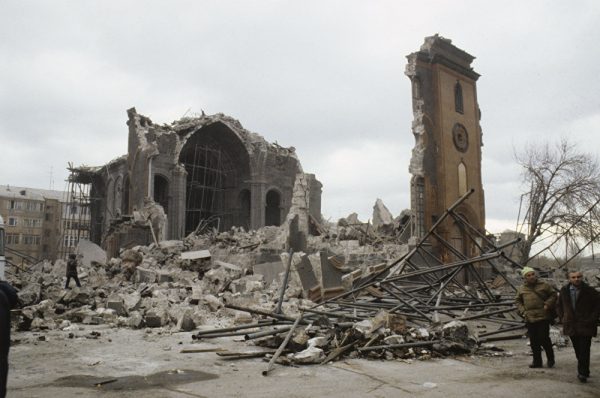 Последствия разрушения Гюмри после землетрясения